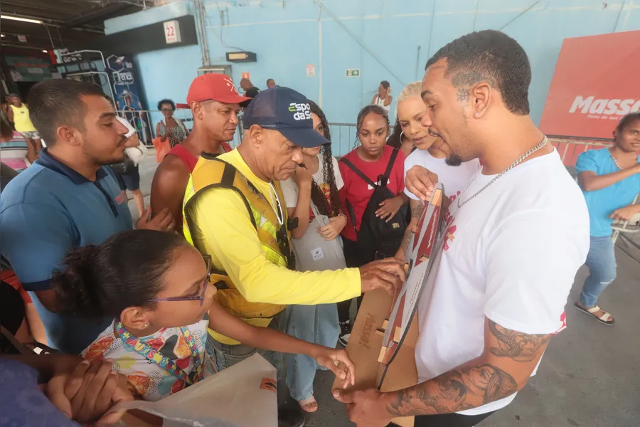 Fotos: galera 'mete dança' para celebrar o niver do MASSA! na Estação da Lapa