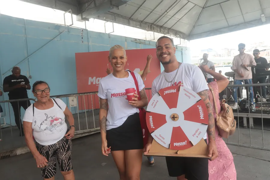 Fotos: galera 'mete dança' para celebrar o niver do MASSA! na Estação da Lapa