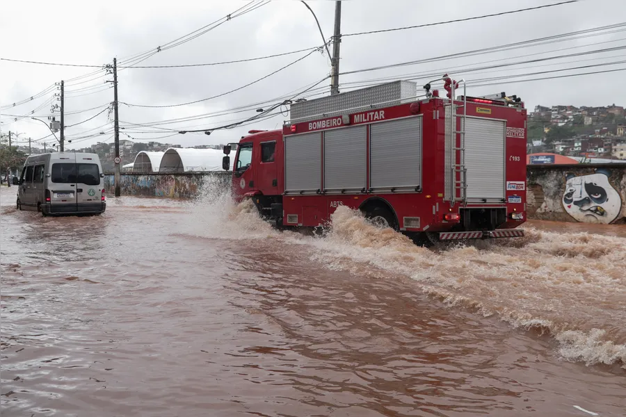 Veja imagens impressionantes da quarta caótica em Salvador