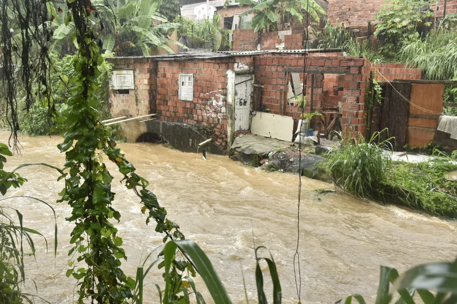 Veja imagens impressionantes da quarta caótica em Salvador