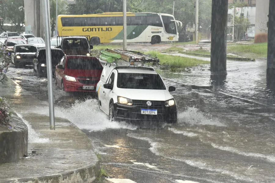 Veja imagens impressionantes da quarta caótica em Salvador