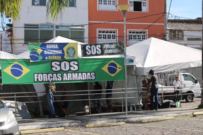 Circo desmontado! Bolsonaristas saem de acampamento em Salvador