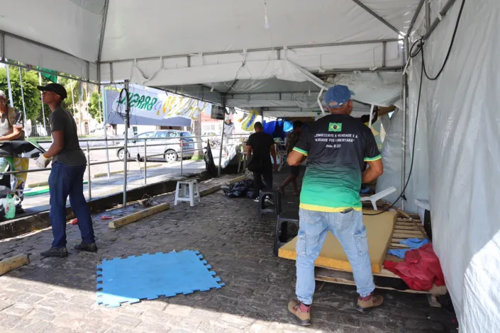 Circo desmontado! Bolsonaristas saem de acampamento em Salvador