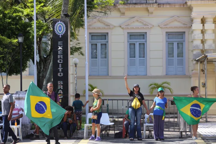 Circo desmontado! Bolsonaristas saem de acampamento em Salvador