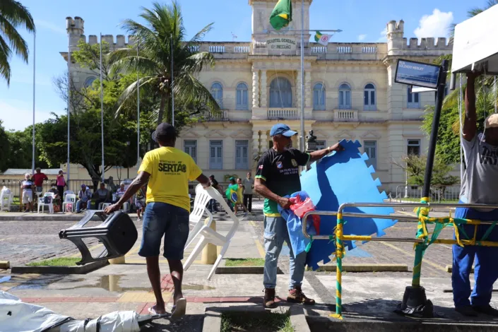 Circo desmontado! Bolsonaristas saem de acampamento em Salvador