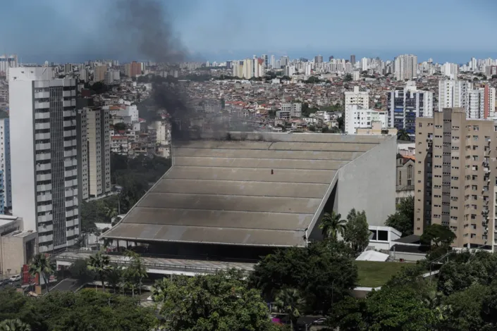 URGENTE: Incêndio atinge o Teatro Castro Alves