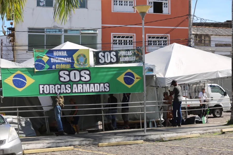 Circo desmontado! Bolsonaristas saem de acampamento em Salvador