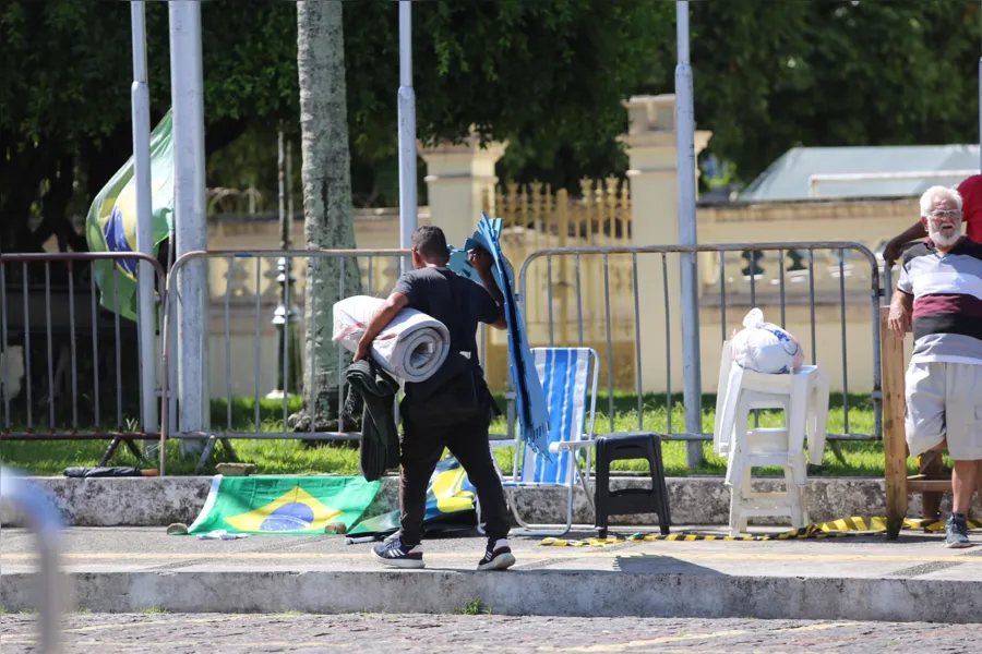 Circo desmontado! Bolsonaristas saem de acampamento em Salvador