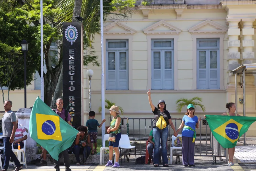 Circo desmontado! Bolsonaristas saem de acampamento em Salvador