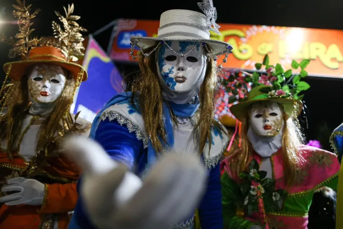 Mascarados dão pontapé na Micareta de Feira