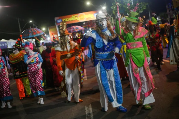 Mascarados dão pontapé na Micareta de Feira