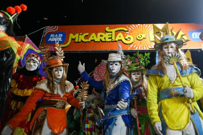 Mascarados dão pontapé na Micareta de Feira