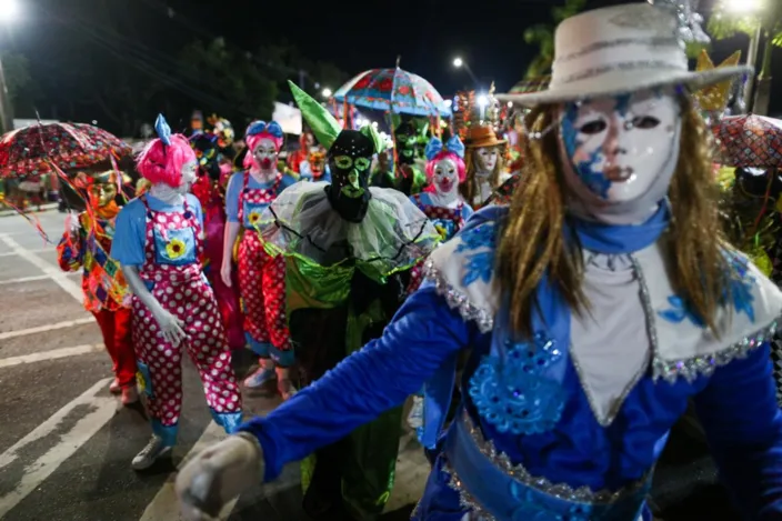 Mascarados dão pontapé na Micareta de Feira