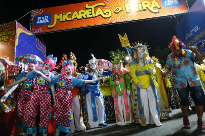 Mascarados dão pontapé na Micareta de Feira