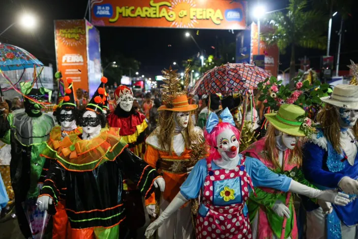 Mascarados dão pontapé na Micareta de Feira