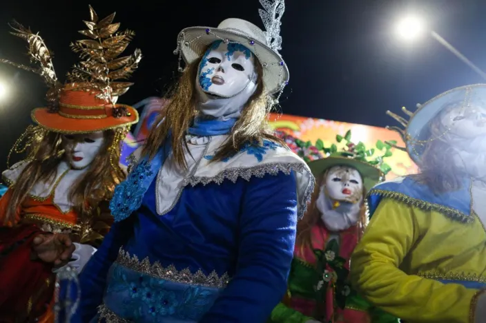 Mascarados dão pontapé na Micareta de Feira