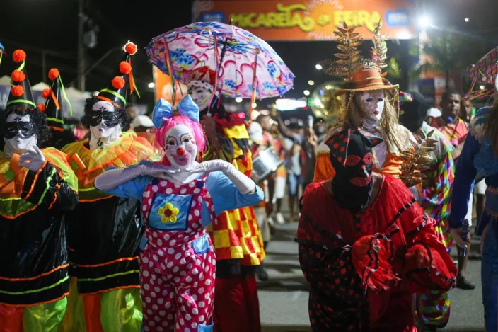 Mascarados dão pontapé na Micareta de Feira