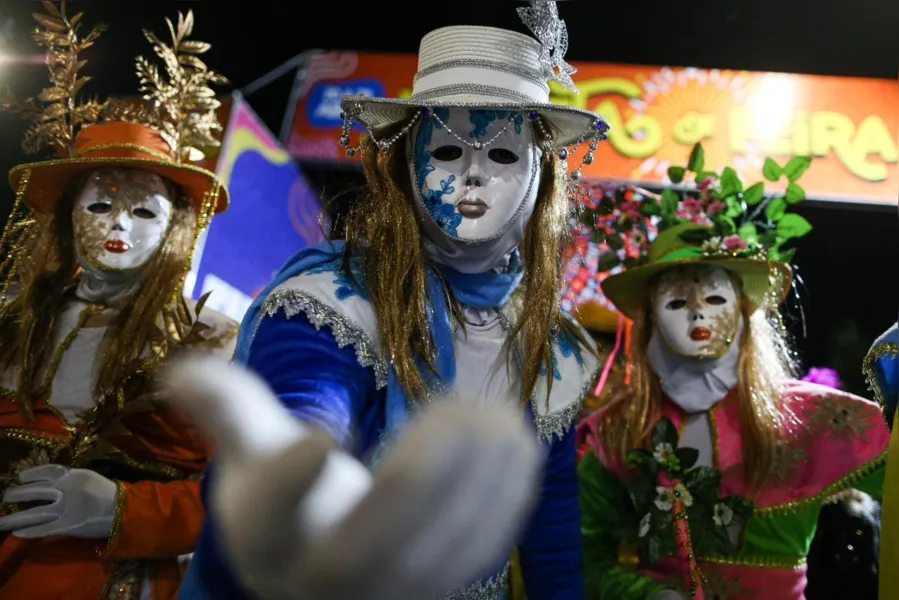 Mascarados dão pontapé na Micareta de Feira