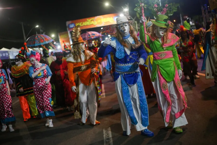 Mascarados dão pontapé na Micareta de Feira