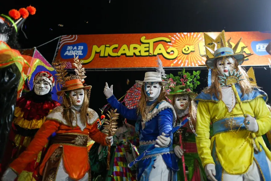 Mascarados dão pontapé na Micareta de Feira