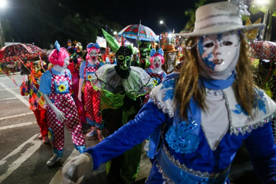 Mascarados dão pontapé na Micareta de Feira