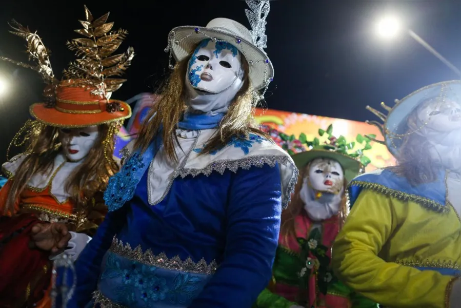 Mascarados dão pontapé na Micareta de Feira