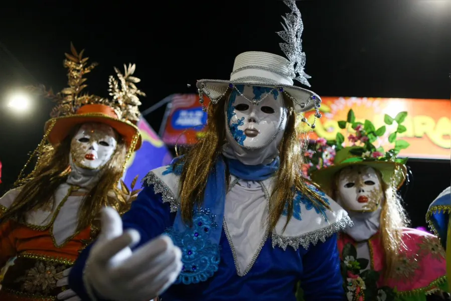 Mascarados dão pontapé na Micareta de Feira