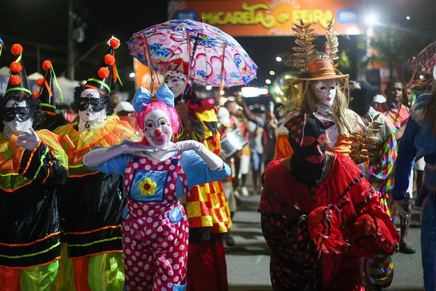 Mascarados dão pontapé na Micareta de Feira