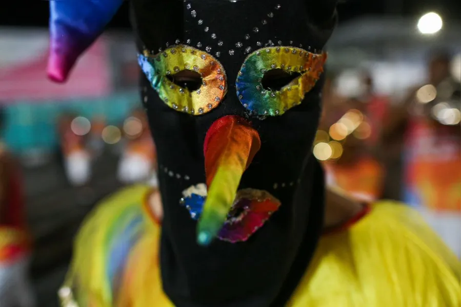 Mascarados dão pontapé na Micareta de Feira