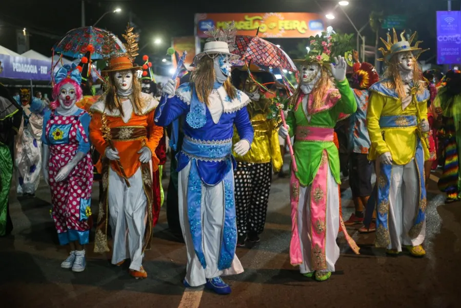 Mascarados dão pontapé na Micareta de Feira