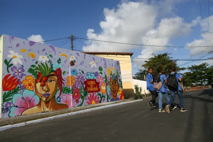 Projeto Cores do Amanhã faz pintura de grafites nos muros das escolas