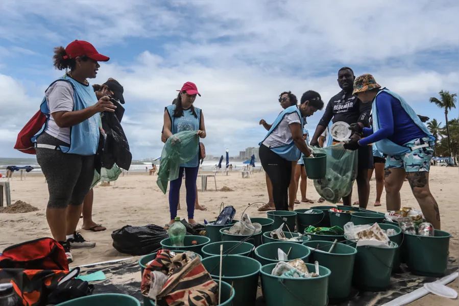 Grupo realiza ação de limpeza na praia de Piatã