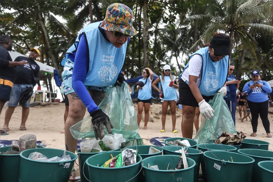 Grupo realiza ação de limpeza na praia de Piatã