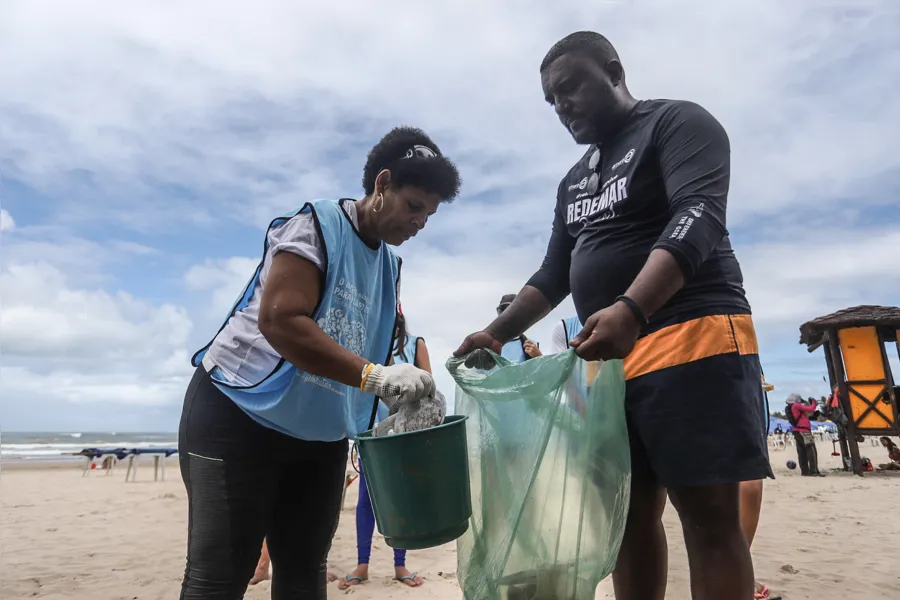 Grupo realiza ação de limpeza na praia de Piatã