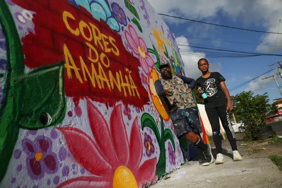 Projeto Cores do Amanhã faz pintura de grafites nos muros das escolas