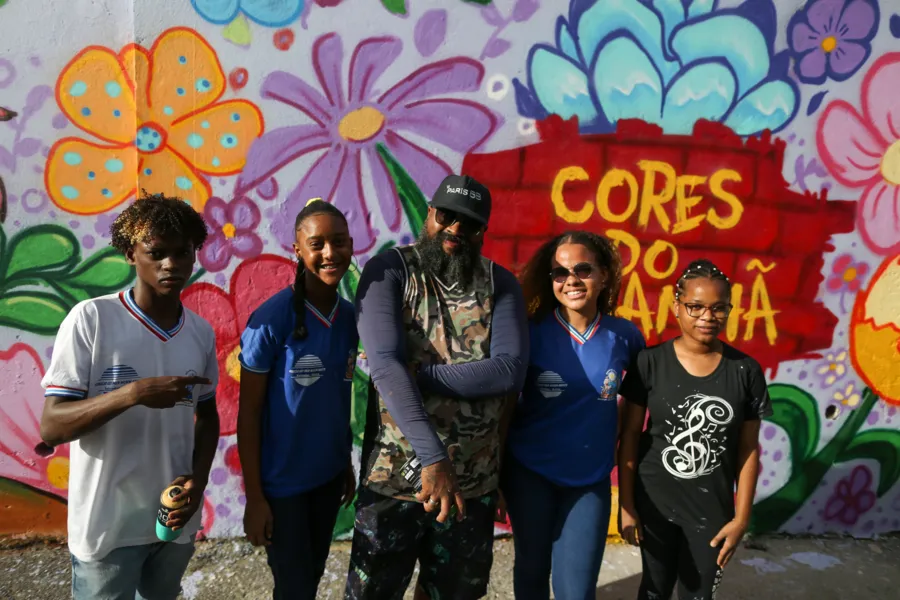 Projeto Cores do Amanhã faz pintura de grafites nos muros das escolas