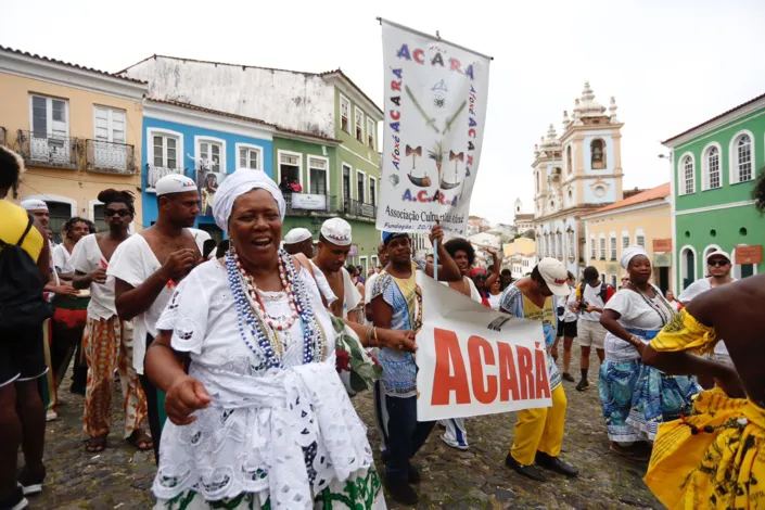 Afoxés saem em cortejo no Pelô e celebram resistência