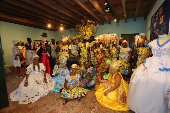 Afoxés saem em cortejo no Pelô e celebram resistência