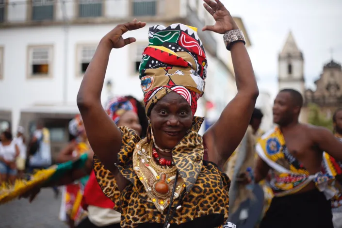 Afoxés saem em cortejo no Pelô e celebram resistência