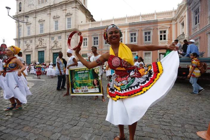 Afoxés saem em cortejo no Pelô e celebram resistência