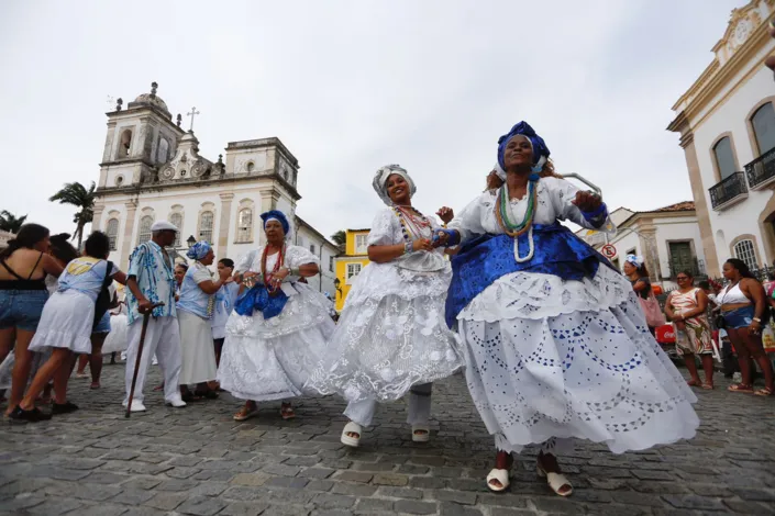 Afoxés saem em cortejo no Pelô e celebram resistência