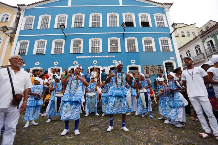 Afoxés saem em cortejo no Pelô e celebram resistência