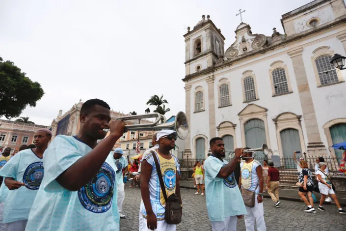 Afoxés saem em cortejo no Pelô e celebram resistência
