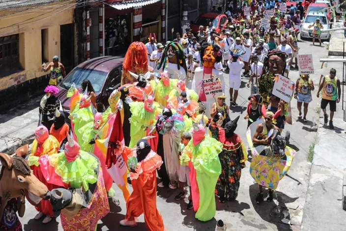 Jegue e Jega alegram ruas do Uruguai