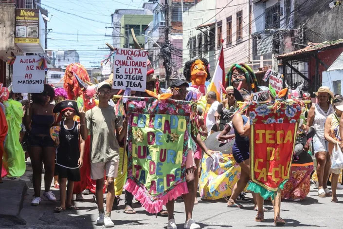 Jegue e Jega alegram ruas do Uruguai