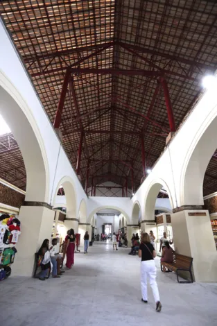 Mercado vira ‘modelo’ com estampa renovada pronta para o verão