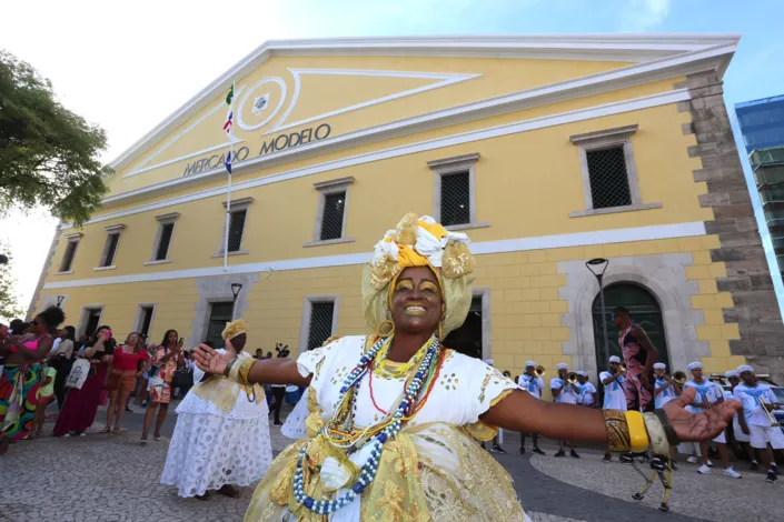 Mercado vira ‘modelo’ com estampa renovada pronta para o verão