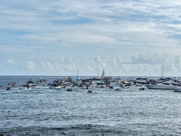Rainha do Mar: fotos e detalhes da saída dos presentes pra Iemanjá