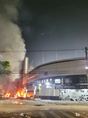 Torcedores do Santos tocam fogo e terror após queda do Peixe