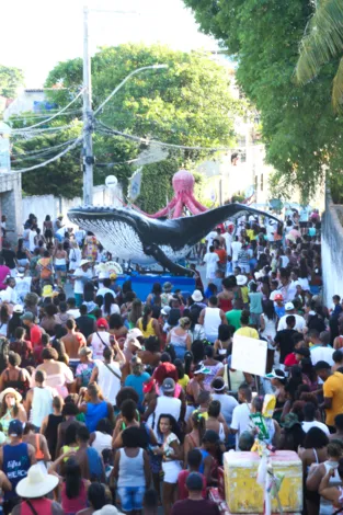 Tradicional 'Despedida da Baleia' movimenta bairro de Itapuã